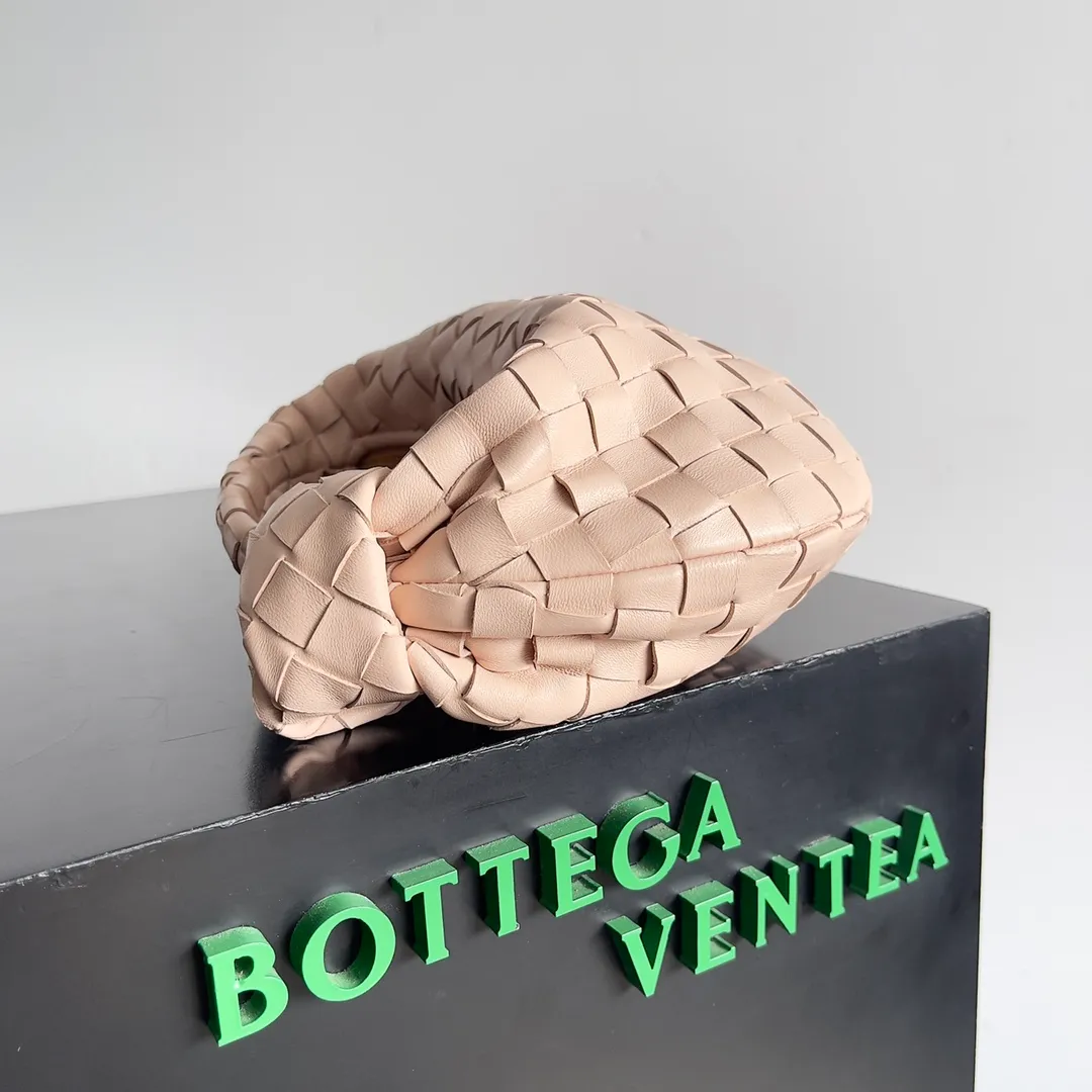 Batch 1120 Bottega veneta͙.——The latest braided and knotted hobo🔥 The top-grade lambskin leather is very soft, the bag shape is unique, practical and durable. It retains the traditional weaving elements while being a bit more flamboyant ~ Made of hand-woven sheepskin, zipper opening and closing, curved seamless structure, effortless to match. Highly recommended⚠️⚠️⚠️ The highest-end in the market🌈 Welcome to compare [Factory equipped with full package] size: 23x15x5cm.   Model: 651876